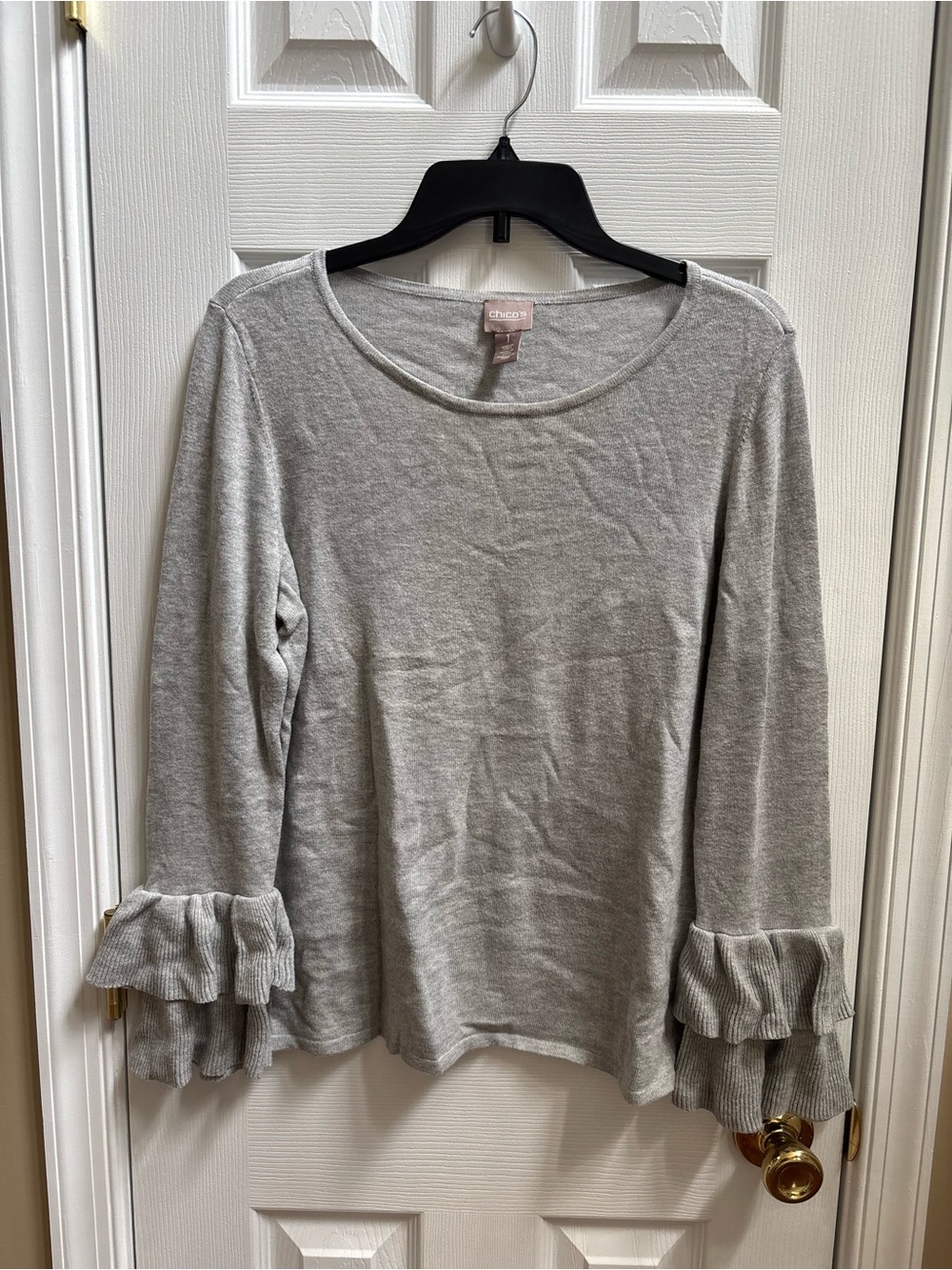 Chicos Gray round neck knit top w/ layered ruffle bell cuffs, Size M (1), EUC
